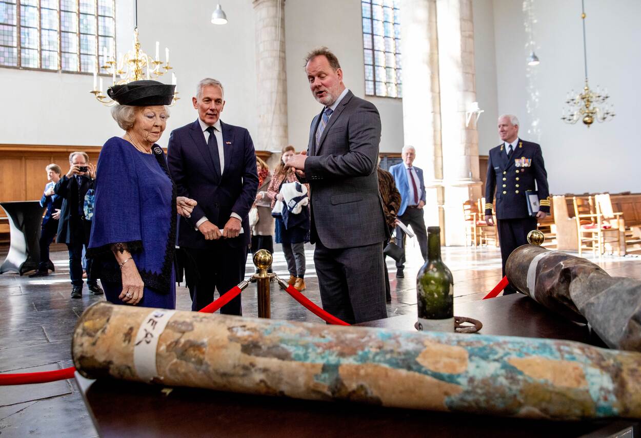 Prinses Beatrix woont de tachtigste herdenking van de Slag in de Javazee bij
