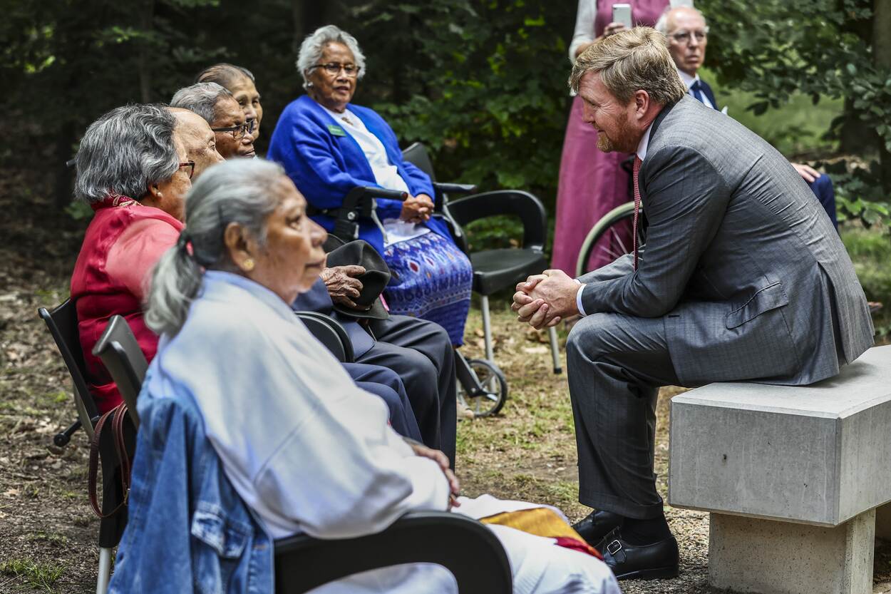Koning Willem-Alexander bezoekt de Molukse gemeenschap in Wierden