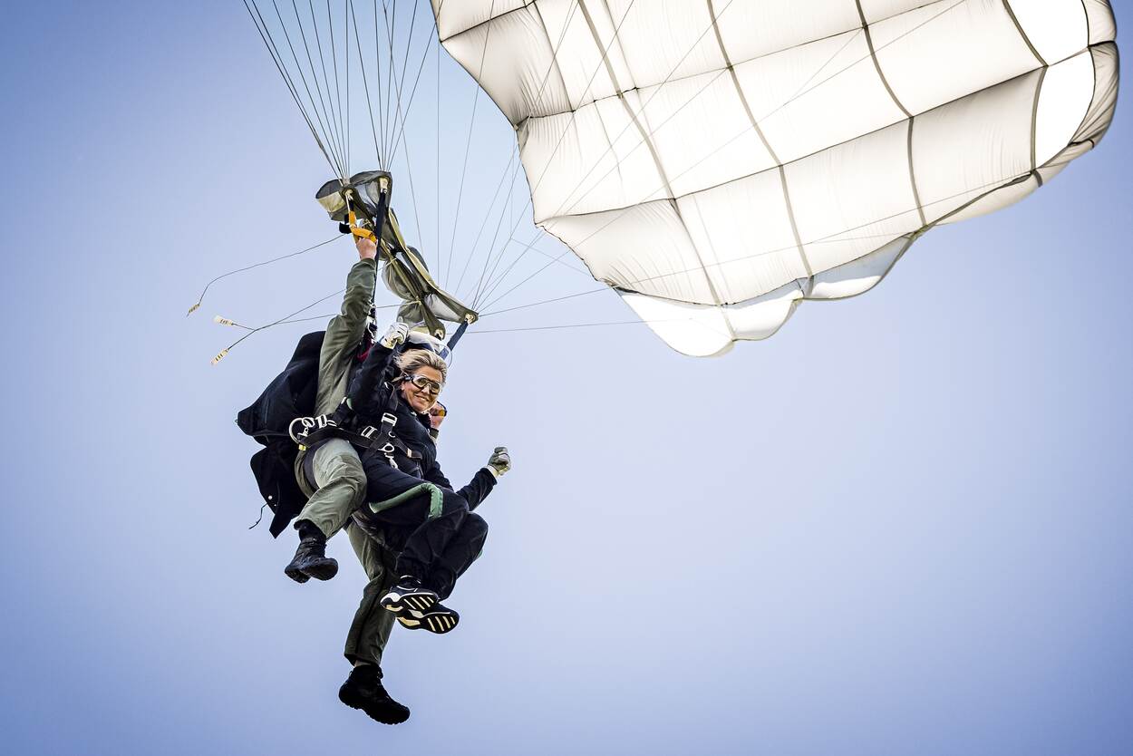 Koningin Máxima parachutesprong bij de Defensie Para School in Breda