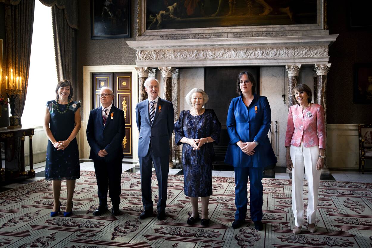 Prinses Beatrix reikt Zilveren Anjers uit van het Prins Bernhard Cultuurfonds