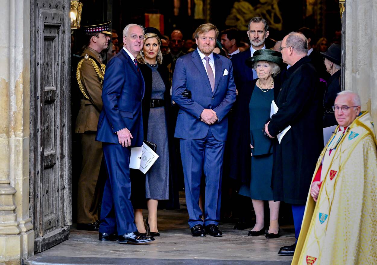 Koning Willem-Alexander, Koningin Máxima en Prinses Beatrix bij dienst na overlijden Prins Philip
