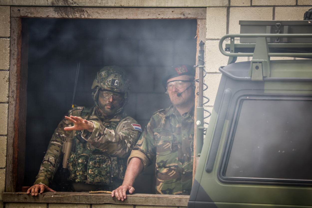 Koning Willem-Alexander bezoekt militairen van de Luchtmobiele Brigade van de Koninklijke Landmacht in Schaarsbergen