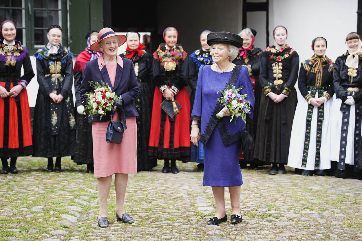 Prinses Beatrix en Koningin Margrethe II bij viering 500 jaar Nederlandse boeren in Denemarken