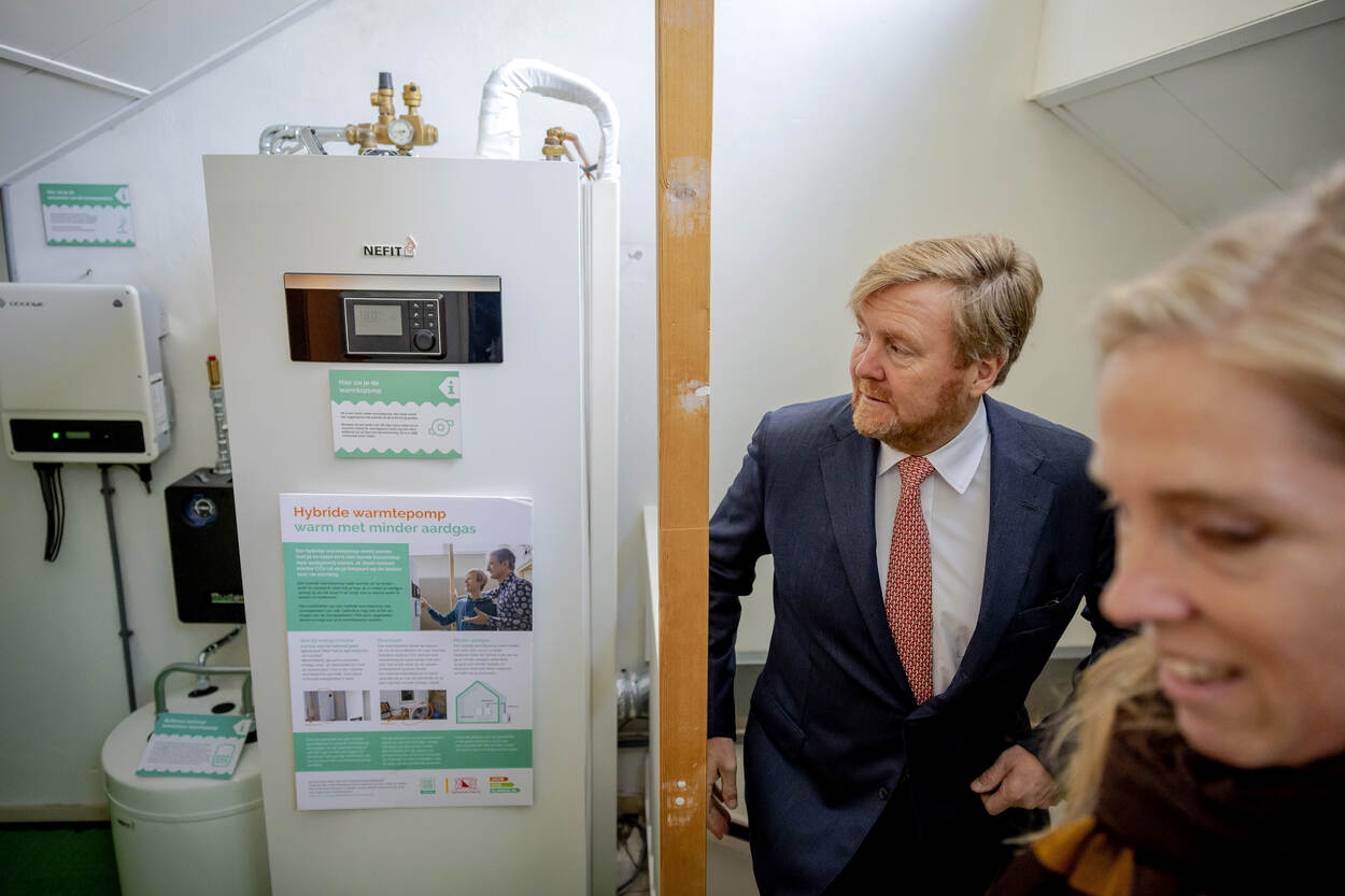 Koning Willem-Alexander bezoekt Utrechtse wijk Overvecht in kader van energietransitie