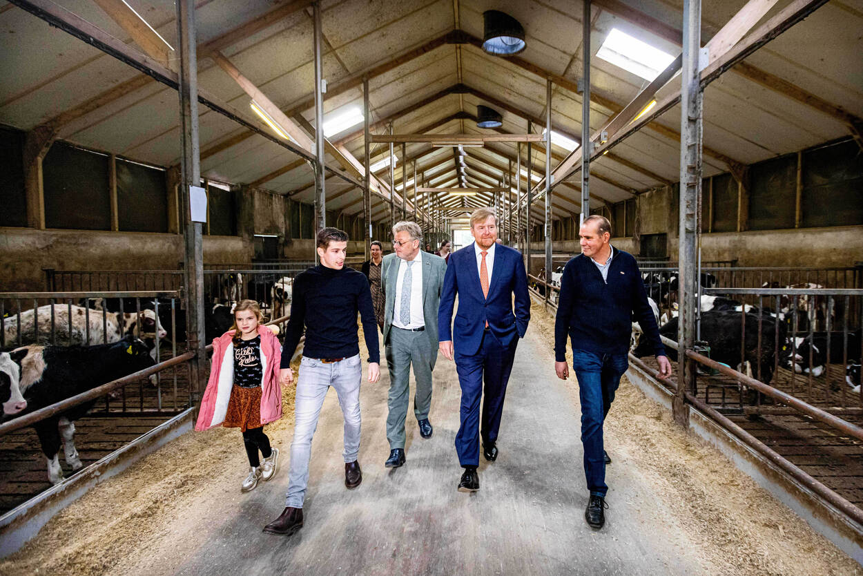 Koning Willem-Alexander brengt een werkbezoek aan een melkvee- en kalverhouderij