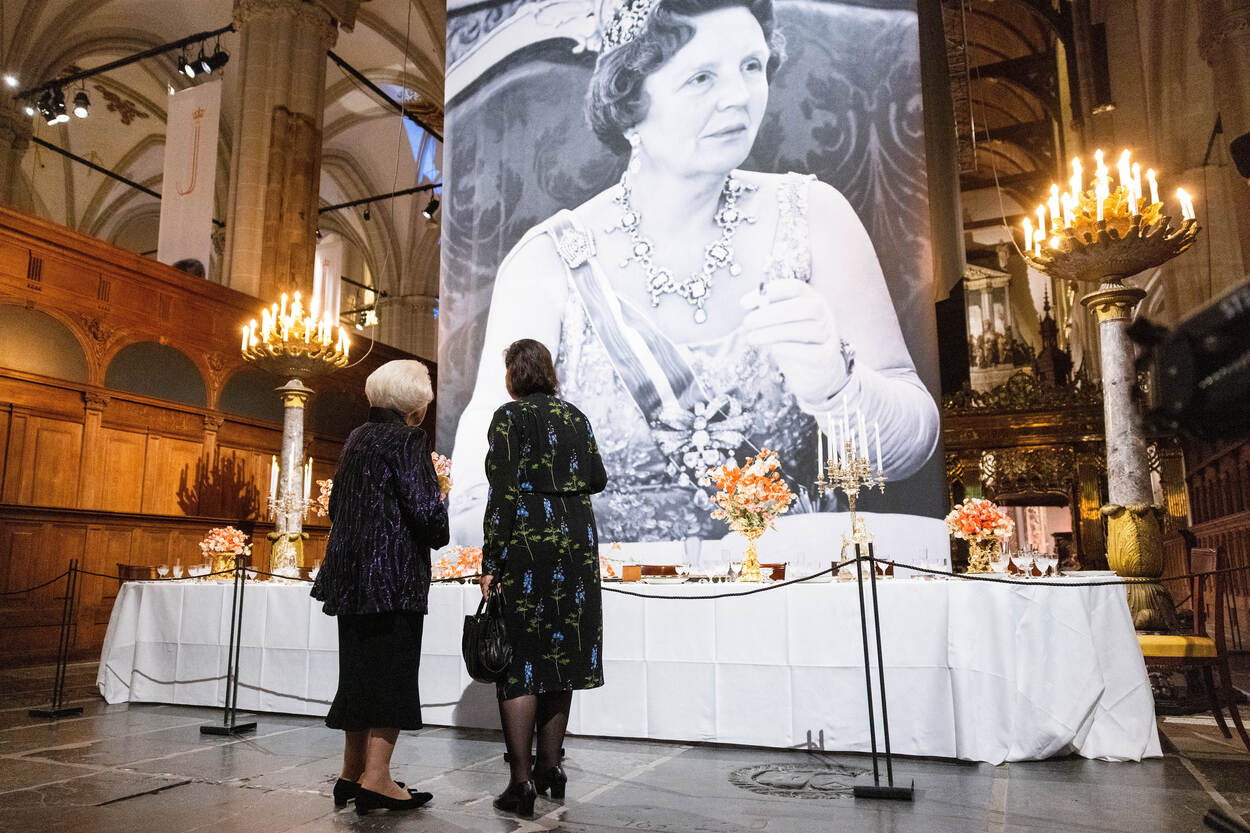 Prinses Beatrix bij De eeuw van Juliana in De Nieuwe Kerk Amsterdam