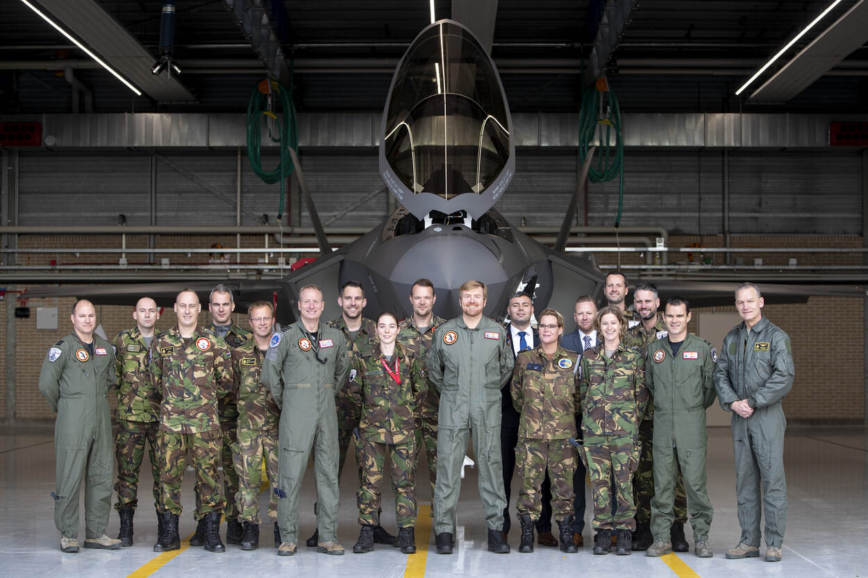 Koning Willem-Alexander op vliegbasis Leeuwarden F-35