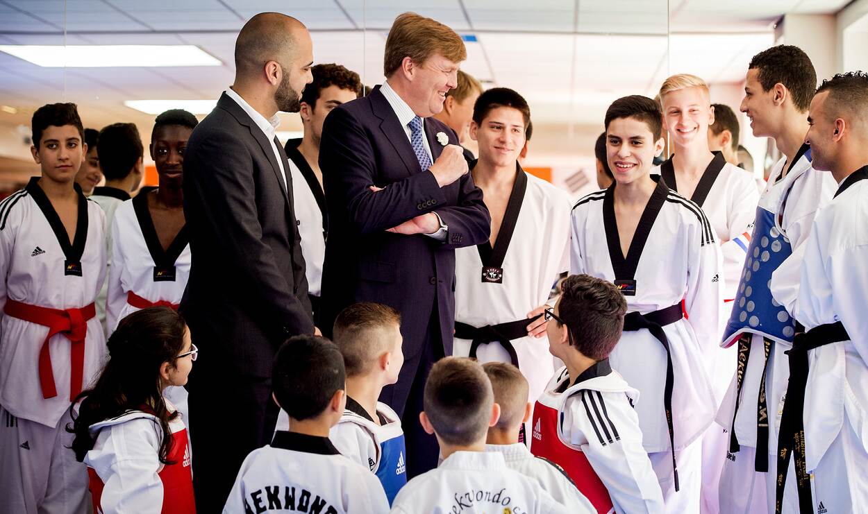 Koning Willem-Alexander bezoekt taekwondoschool Abdel Kwan in Rotterdam