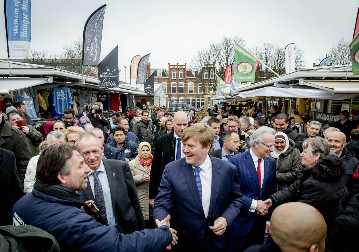 Koning Willem-Alexander bezoekt Haagse Markt