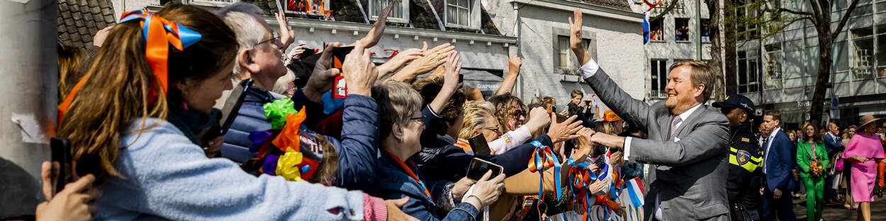 Koning Willem-Alexander schudt handen Koningsdag
