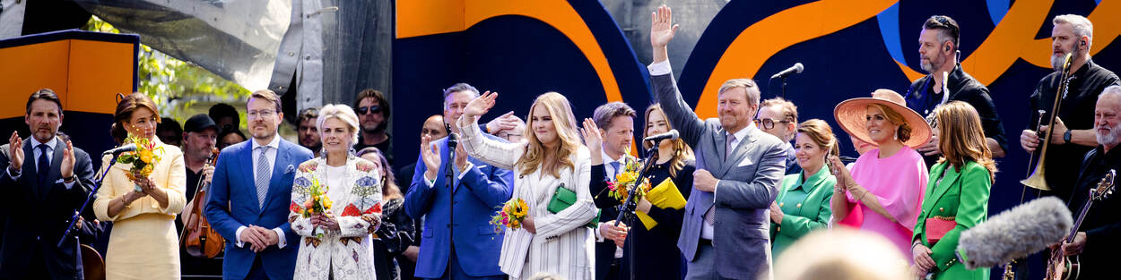 De Koning, zijn gezin en leden van de Koninklijke familie tijdens de viering van Koningsdag 2022 in Maastricht.