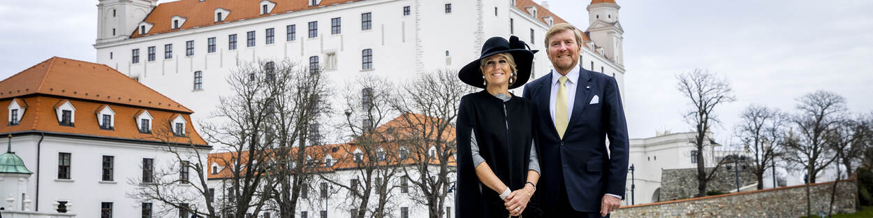 Koning Willem-Alexander en Koningin Máxima bij het Kasteel van Bratislava