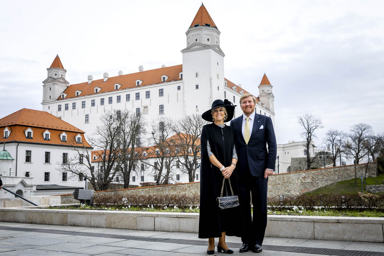 Koning Willem-Alexander en Koningin Máxima bij het Kasteel van Bratislava