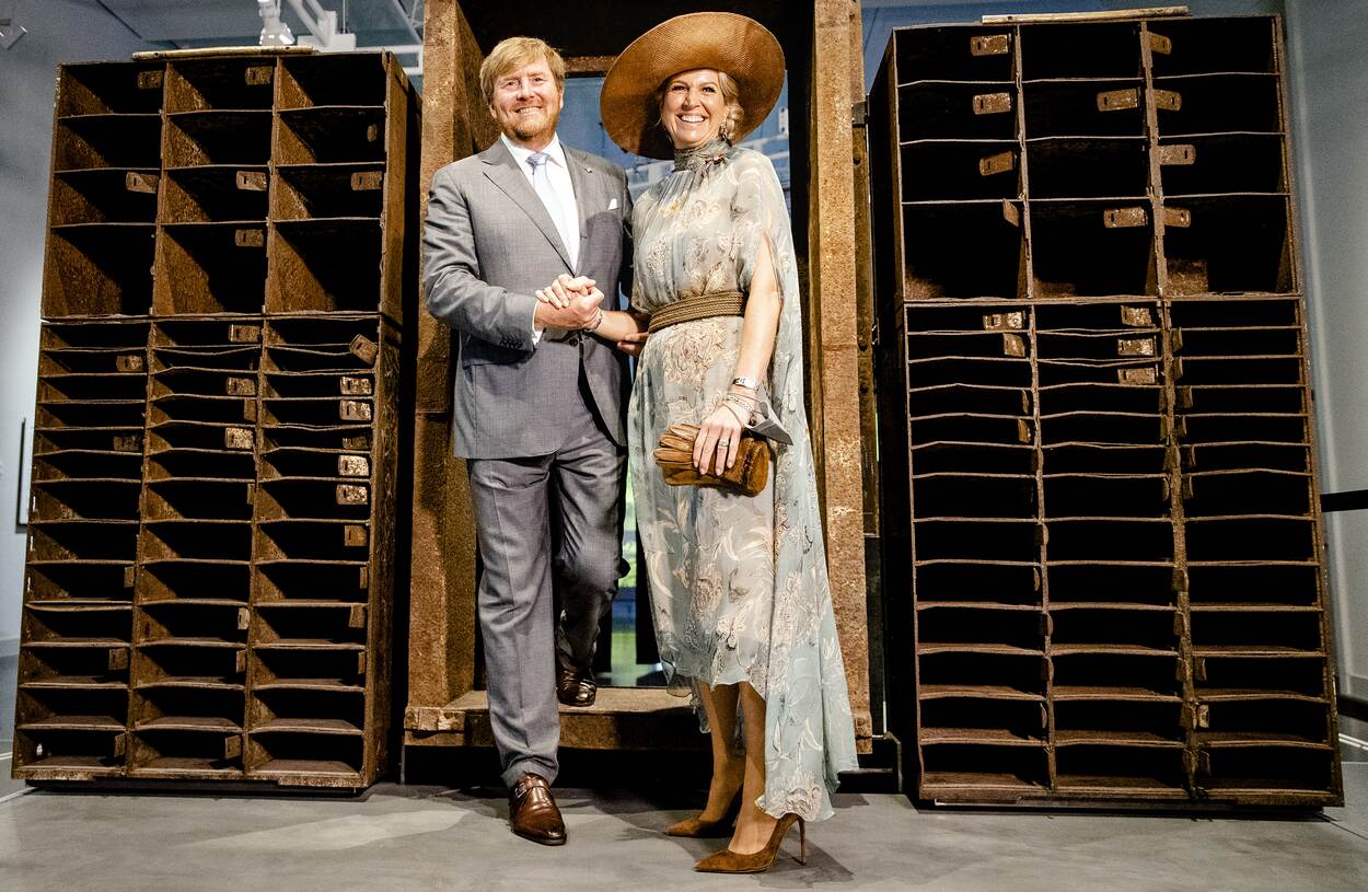 Koning Willem-Alexander en Koningin Máxima poseren bij de tentoonstelling Berlin Global.