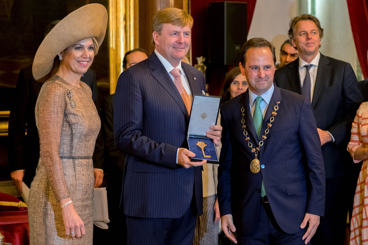 Koning Willem-Alexander ontvangt de sleutel van de stad Lissabon.