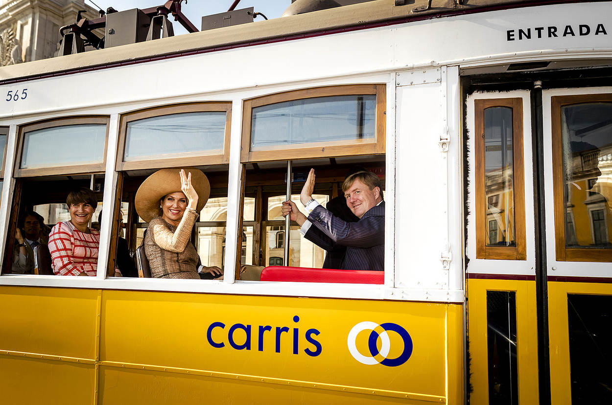 Het Koninklijk Paar vertrekt per tram naar de wijken Mouraria en Intendente.