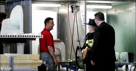 Maastricht, 14 maart 2007: De Koningin krijgt na de opening van de nieuwe fabriek van sanitairfabrikant Sphinx tijdens een rondleiding uitleg van een medewerker