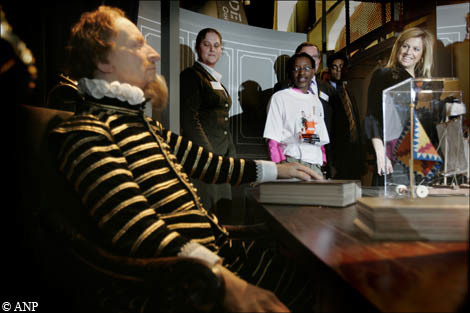 Delft, 15 maart 2007: Prinses Máxima kijkt naar Prins Maurits tijdens de rondleiding over de tentoonstelling in het Legermuseum