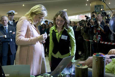 Utrecht, 16 maart 2007: Prinses Máxima krijgt van Petra Westerbeke uitleg over een key ring