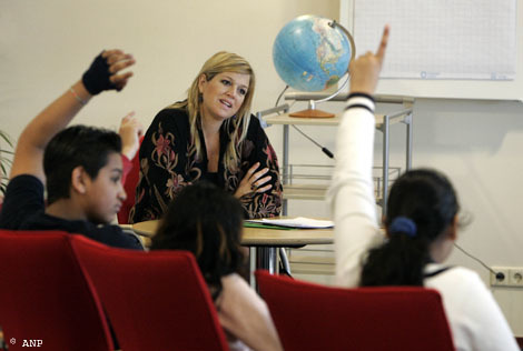 Den Haag, 17 maart 2007: Prinses Máxima geeft de leerlingen een les over microfinanciering