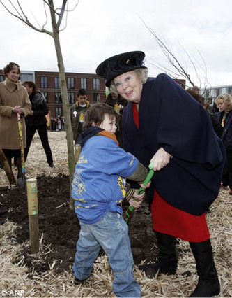 Amsterdam, 21 maart: De Koningin plant een boom in de nieuwbouwwijk IJburg