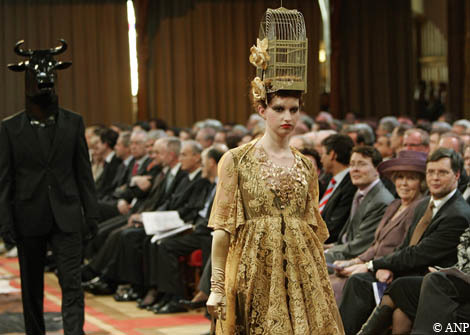 Den Haag, 22 maart 2007: De Koningin, Prins Constantijn en minister-president Balkenende, die ook een toespraak hield, volgen de Europese modeshow van Aziz Bekkaoui tijdens de viering van het jubileum in de Ridderzaal