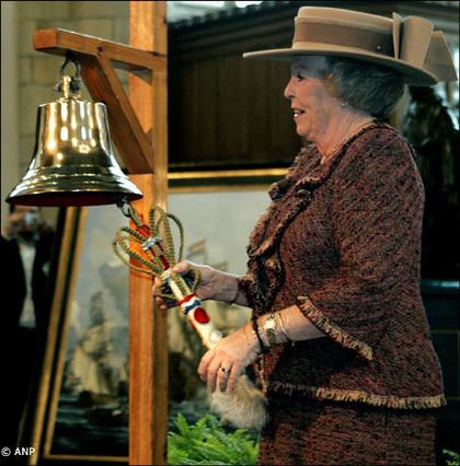 Vlissingen, 23 maart 2007: de Koningin luidt de scheepsbel van het schip De Zeven Provinciën van Michiel de Ruyter. Op 24 maart 2007 is het 400 jaar geleden dat Michiel de Ruyter is geboren