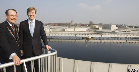 Midden-Delfland, 28 maart 2007: De Prins van Oranje wordt na de officiële opening rondgeleid over het terrein van de afvalwaterzuiveringsinstallatie. Met drs. P.H. Schoute, dijkgraaf van Delfland, neemt hij een kijkje bij het uitzichtpunt