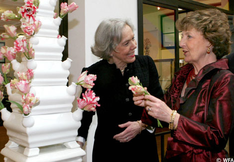 Den Haag, 30 maart 2007: Prinses Margriet bekijkt de tentoonstelling ´Vazen met Tuiten: 300 jaar pronkstukken’ in het Gemeentemuseum