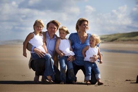 Wassenaar, 20 juli 2009: De Prins van Oranje en Prinses Máxima poseren met hun kinderen Prinses Ariane (L), Prinses Catharina-Amalia (M) en Prinses Alexia (R) op het strand bij het natuurgebied Meijendel 