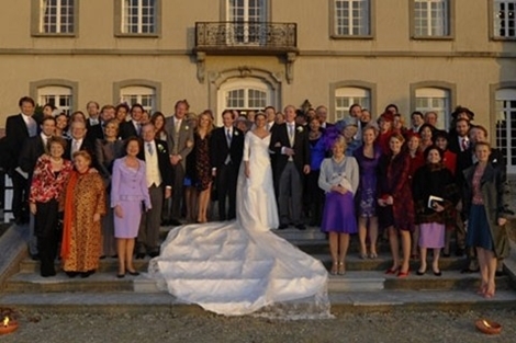 De Koningin, de Prins van Oranje en Prinses Máxima en andere leden van de Koninklijke Familie zijn aanwezig bij het kerkelijk huwelijk van Prins Carlos de Bourbon de Parme met Annemarie Cecilia Gualthérie van Weezel