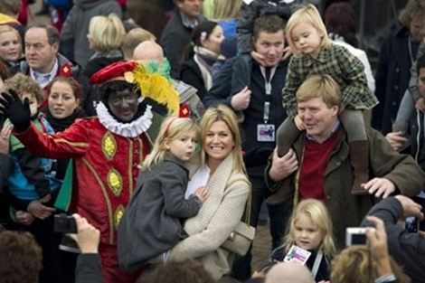 Scheveningen, 13 november 2010: de Prins van Oranje, Prinses Máxima en de Prinsessen Catharina-Amalia, Alexia en Ariane zijn aanwezig bij de intocht van Sinterklaas