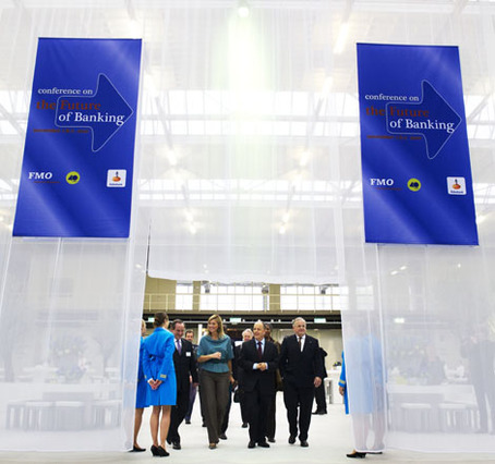 Den Haag, 1 november 2010: Prinses Máxima, algemeen directeur Nanno Kleiterp (midden) en de voorzitter van de Raad van Commissarissen Willy Angenent (rechts)