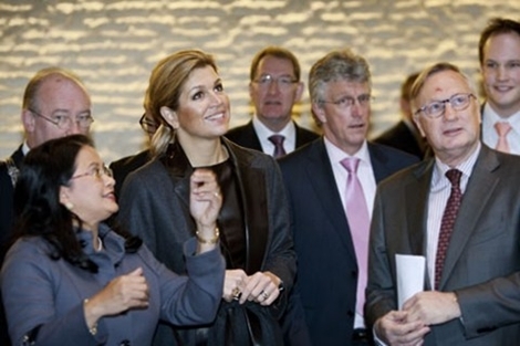 Prinses Máxima krijgt een rondleiding in het Provinciehuis van de provincie Zuid-Holland