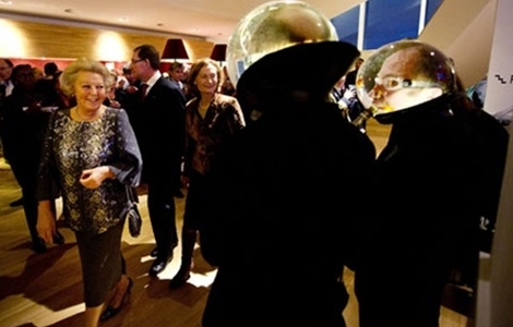 Rotterdam, 6 november 2010: de Koningin krijgt een rondleiding door het film- en muziektheater LantarenVenster