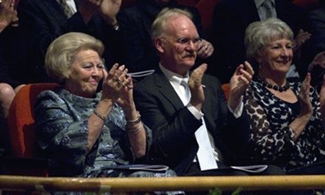 Groningen, 10 november 2010: de Koningin woont het Prins Claus Concert bij in Cultuurcentrum De Oosterpoort