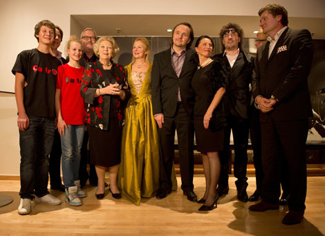 Rotterdam, 17 november 2010: de Koningin ontmoet de cast van de opera 'Ça Ira Moed' in het Nieuwe Luxor Theater