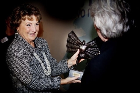 Den Haag, 4 november 2010: Prinses Margriet reikt de BioFarmind Award uit aan mevrouw dr. E. Vroom, voorzitter Parent Project The Netherlands