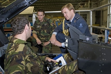 Woensdrecht, 2 november 2010: de Prins van Oranje in gesprek met F-16 onderhoudstechnici tijdens werkbezoek Logistiek Centrum Woensdrecht