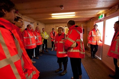 Rotterdam, 17 november 2010: de Koningin laat zich informeren over de bouw van de kade voor de eerste containerterminal en de aanleg van de zeewering