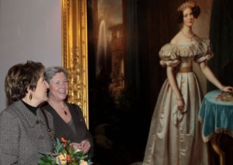 Voorburg, 27 november 2010: Prinses Margriet bekijkt in het Stadsmuseum Leidschendam-Voorburg de tentoonstelling ‘Prinses Marianne, een leven van liefde en kunst’