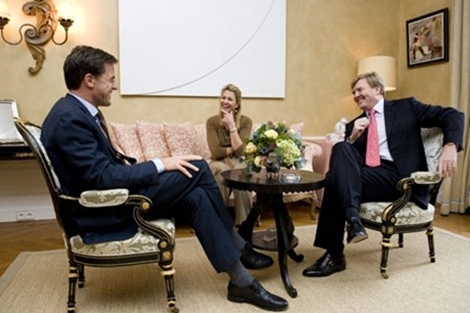 Minister-president Rutte in gesprek met de Prins van Oranje en Prinses Máxima in hun woonhuis de Eikenhorst te Wassenaar.