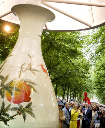 Den Haag, 6 juni 2011: Prinses Máxima verricht op het Lange Voorhout de officiële opening van de beeldententoonstelling Den Haag onder de Hemel - Hedendaagse beeldhouwkunst uit China 