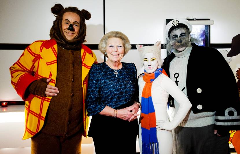 Koningin Beatrix met de cast van de musical De Nieuwe IJstijd.