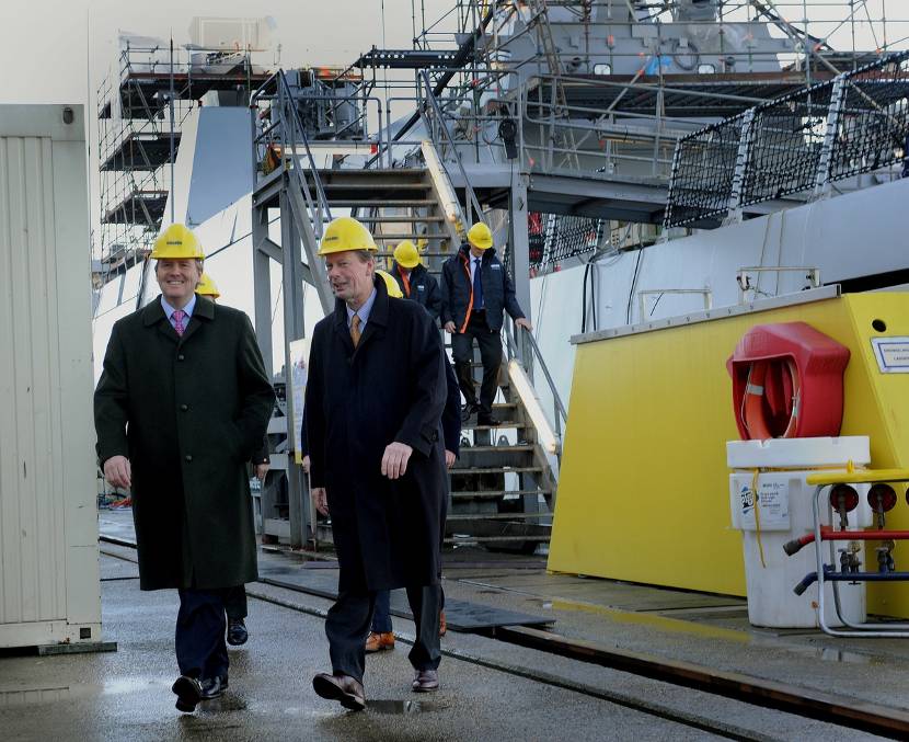 De Prins van Oranje op werkbezoek bij een scheepswerf.
