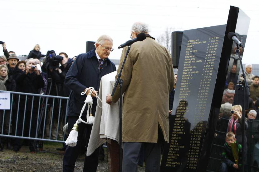 Prof.mr. Pieter van Vollenhoven onthult monument voor treinramp bij Harmelen.
