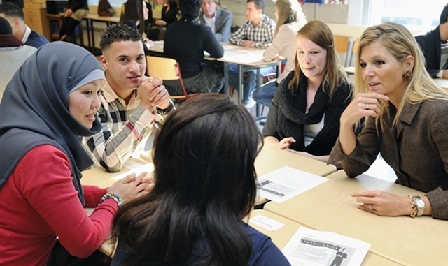 Prinses Máxima woont een gastles bij over geldzaken van stichting LEF.