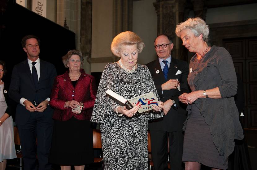 Koningin bij viering 25 jaar Nationaal Comité 4 en 5 mei.