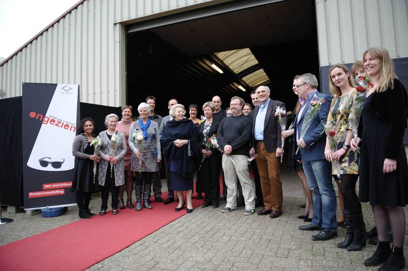Koningin aanwezig bij theatervoorstelling voor blinden en slechtzienden.