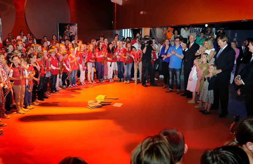De Prins van Oranje, Prinses Máxima en hun kinderen bij eindconcert Kinderen Maken Muziek.